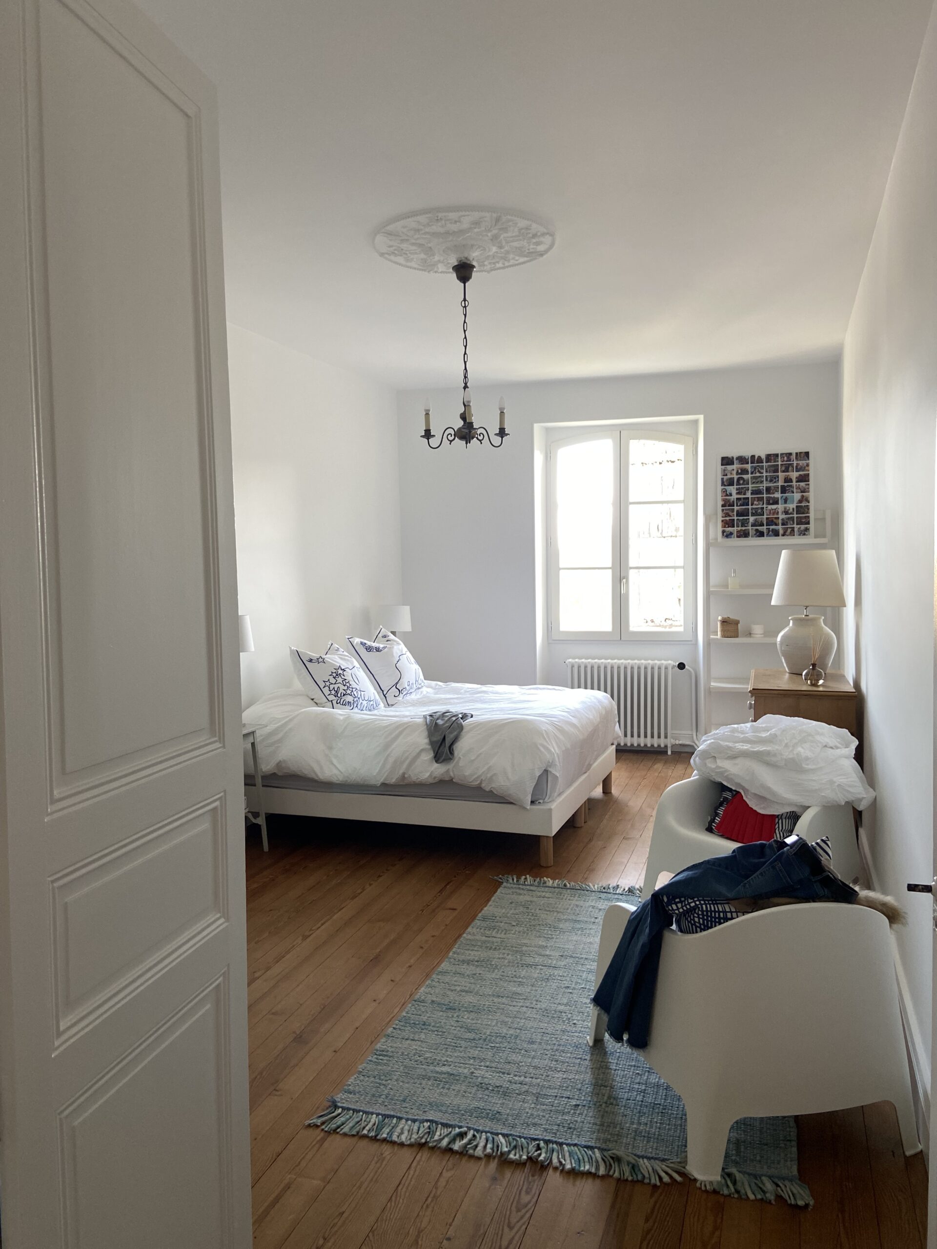 Chambre Plafond, murs, boiseries, radiateur après